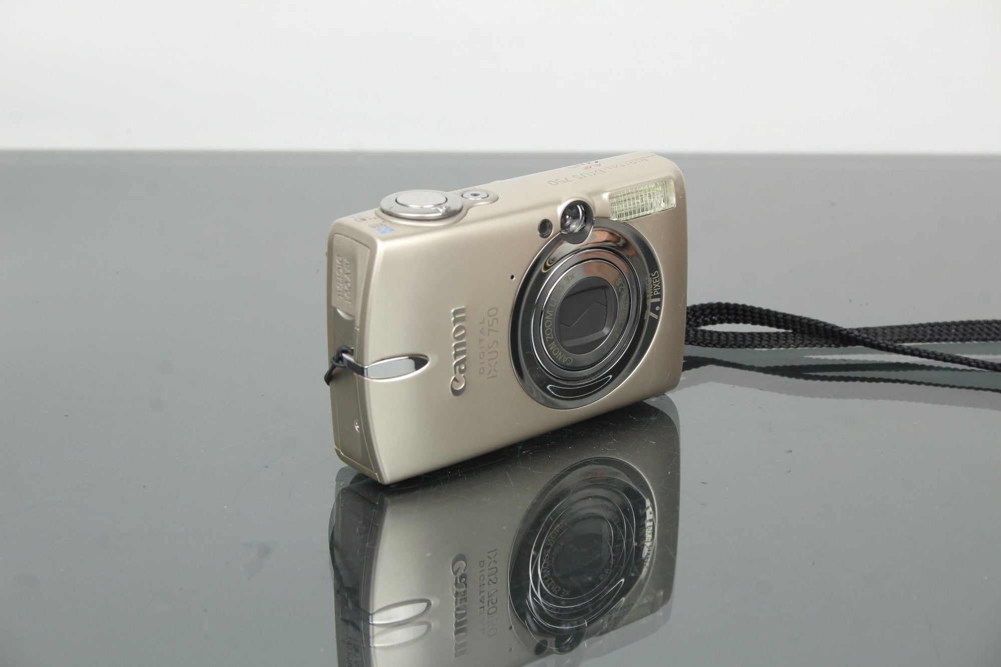 Canon Ixus 750 - Dutch|Thrift
