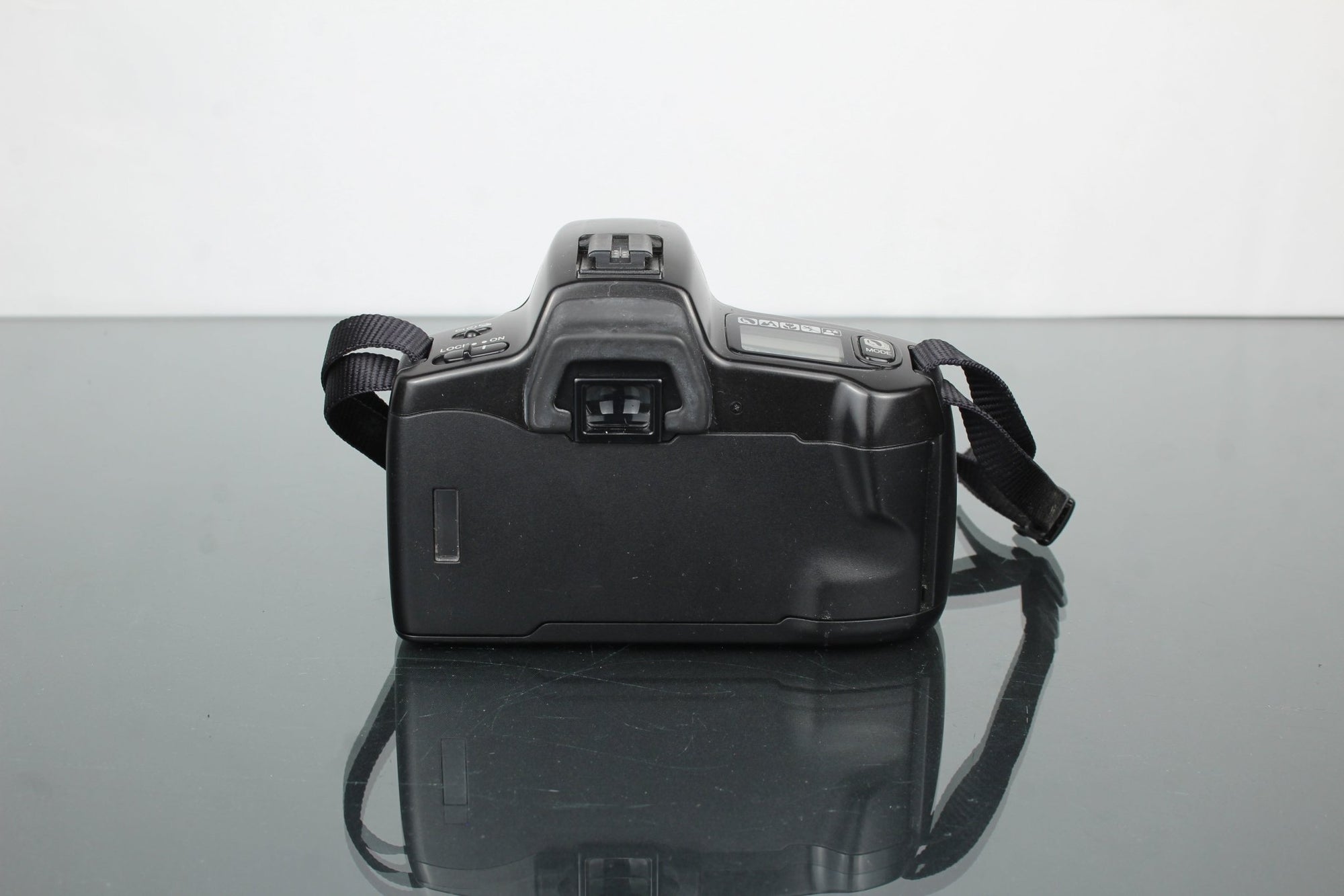 Minolta Maxxum 300si + Minolta AF Zoom 28 - 80mm - Dutch|Thrift