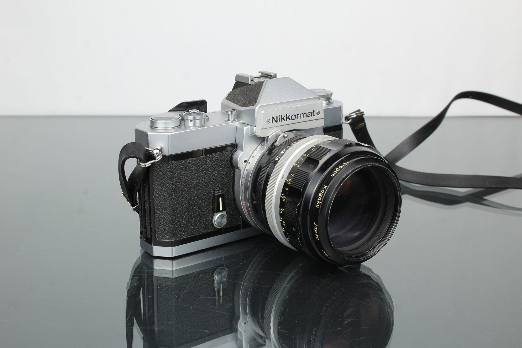Nikkormat + Nikkor - H Auto 1:1.8 f=85mm - Dutch|Thrift