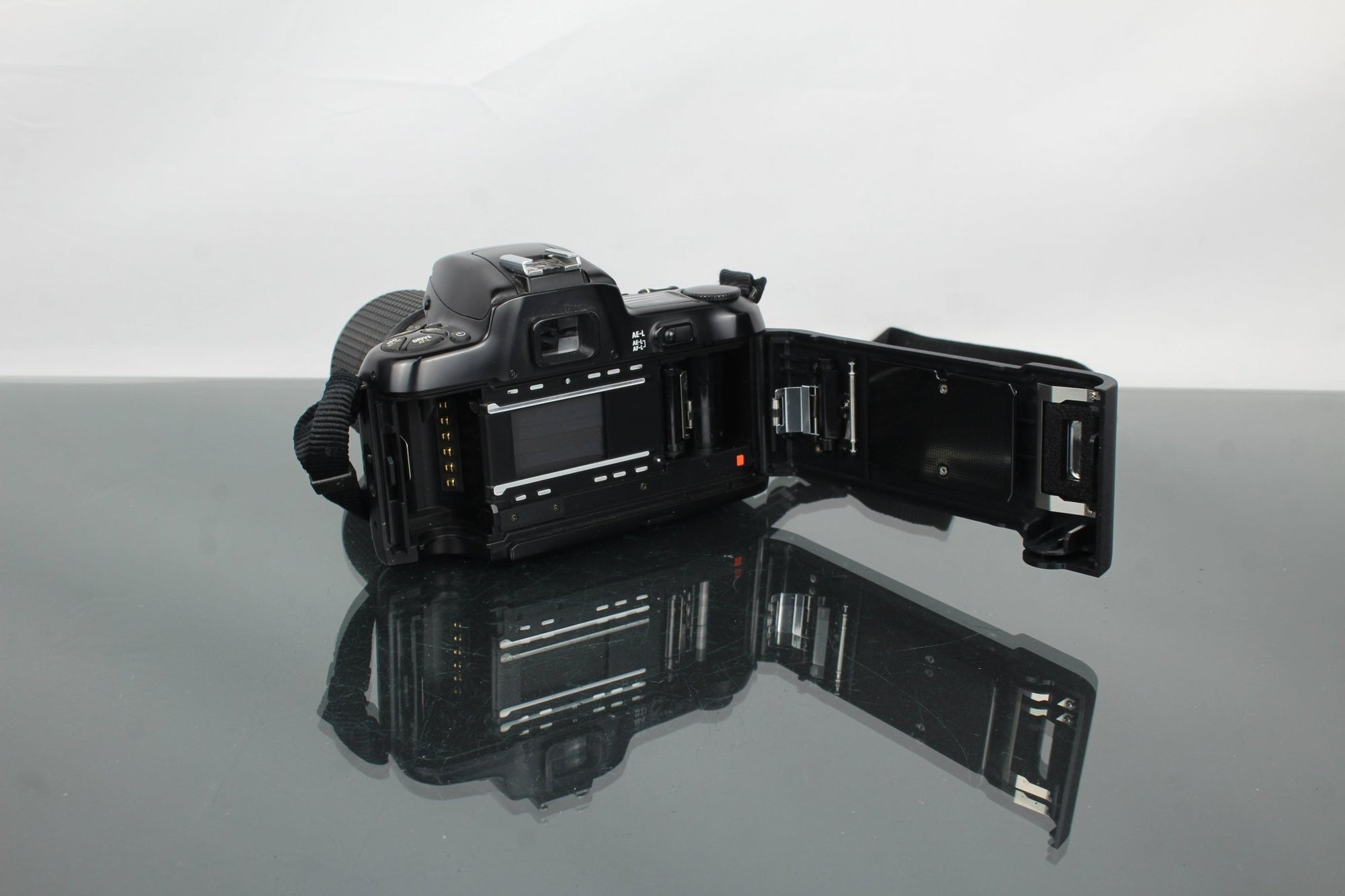 Nikon F - 601 AF + RMC Tokina 35 - 105mm 3.5 - 4.3 lens - Dutch|Thrift